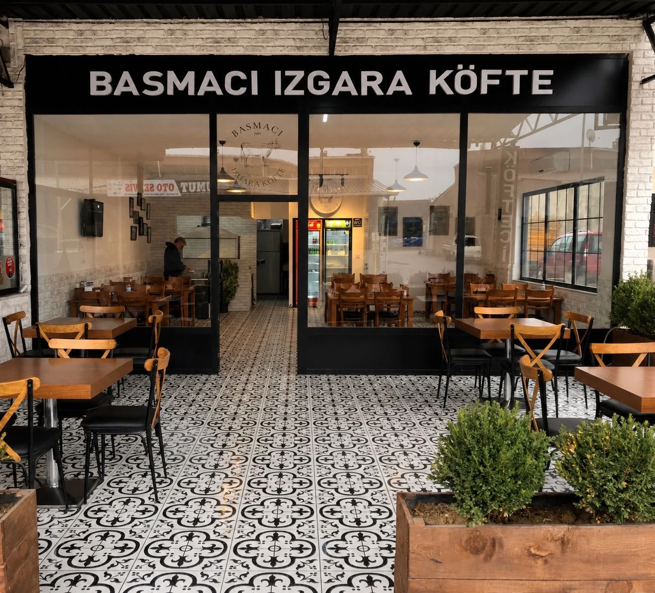 Basmacı Sanayi Şube’nin tabelası, girişi ve masaları.